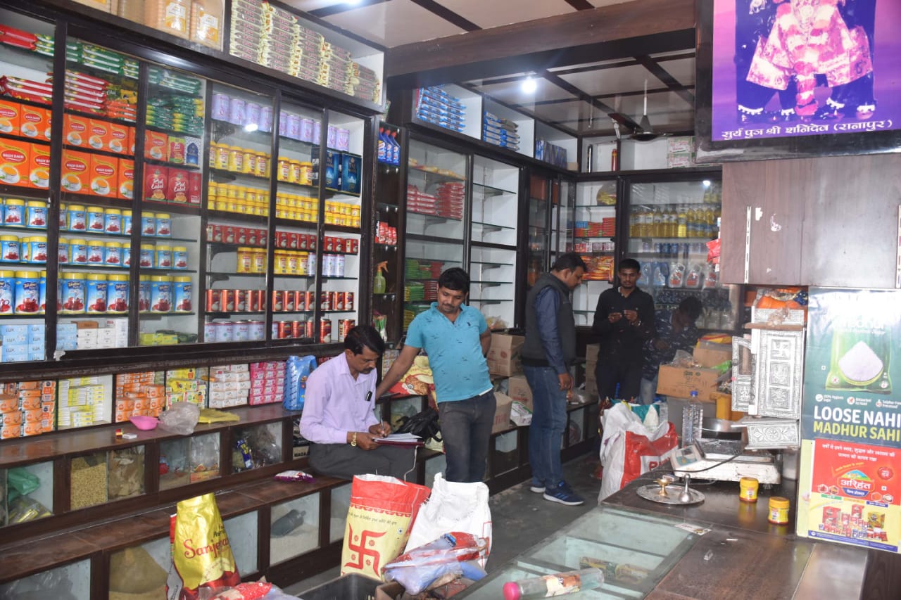 हंसराज किराना दुकान पर फूड विभाग की कार्यवाही, 50 किग्रा से भी अधिक एक्सपायरी तेल मसालों को किया नष्ट | New India Times