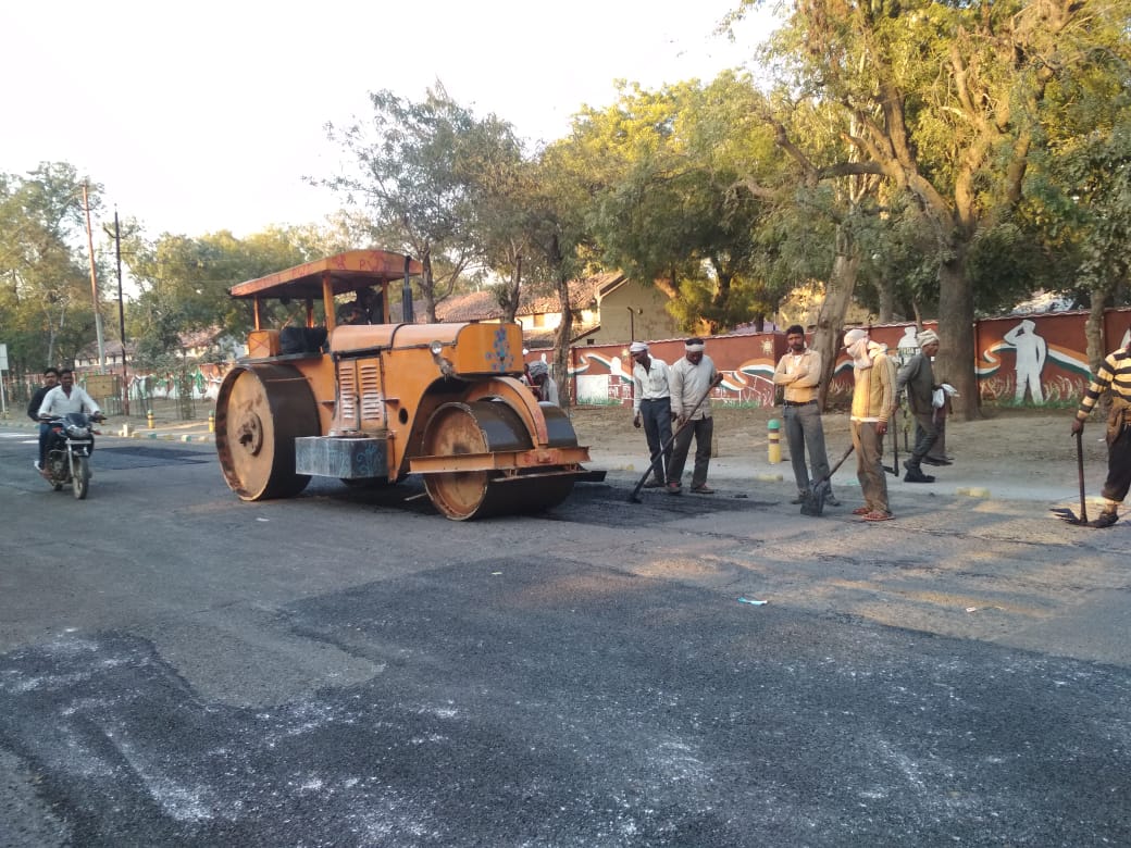 मुख्यमंत्री से शिकायत करने के बाद जिला प्रशासन ने आनन-फानन में सड़कों की मरम्मत करवाई शुरू | New India Times