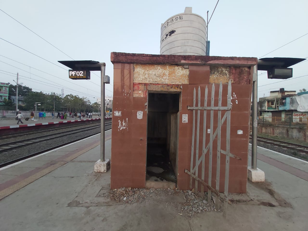 विदिशा स्टेशन पर बना शौचालय हो रहा है चोक, यात्रियों को करना पड़ रहा है कठिनाइयों का सामना | New India Times