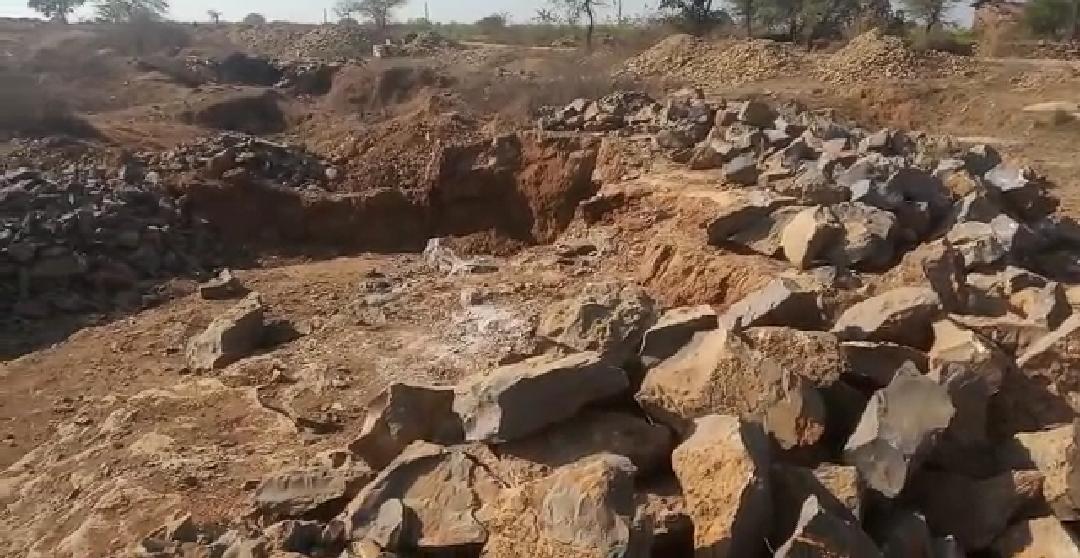 पन्ना जिले में धड़ल्ले से हो रहा है अवैध खदानों से पत्थरों का अवैध उत्खनन, अधिकारियों पर मिलीभगत का आरोप | New India Times