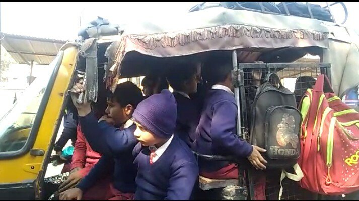 स्कूली बच्चों की सुरक्षा को लेकर परिवहन विभाग की अनदेखी से नियमों को ताक पर रखकर दौड़ रही हैं बाल वाहिनी | New India Times