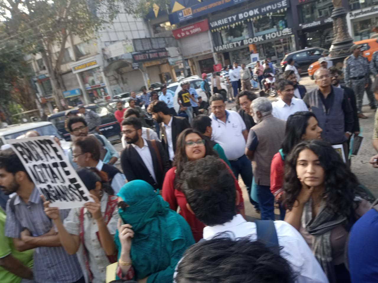 मध्य प्रदेश लोकतांत्रिक अधिकार मंच के तत्वाधान में भोपाल की जनता ने दिल्ली हिंसा के खिलाफ विरोध प्रदर्शन कर राज्यपाल को सौंपा ज्ञापन | New India Times