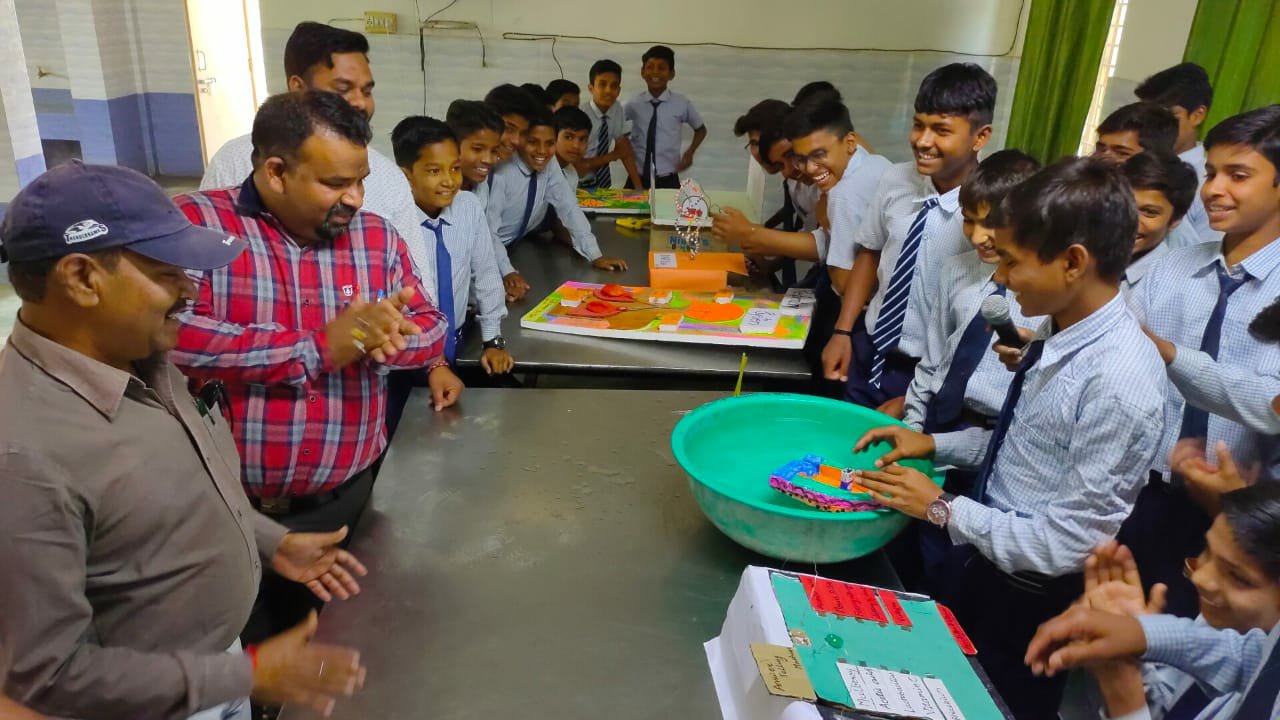 छात्रों ने किया अपनी प्रतिभाओं का प्रदर्शन, विज्ञान के कठिन चलित मॉडल बनाकर विज्ञान का महत्व समझाया | New India Times