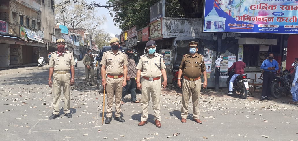 लॉक डाउन को मद्देनजर रखते हुए  गोला व हैदराबाद  पुलिस हुई सख्त, अकारण टहल रहे लोगों को पुलिस ने सख्त हिदायत देकर छोड़ा | New India Times