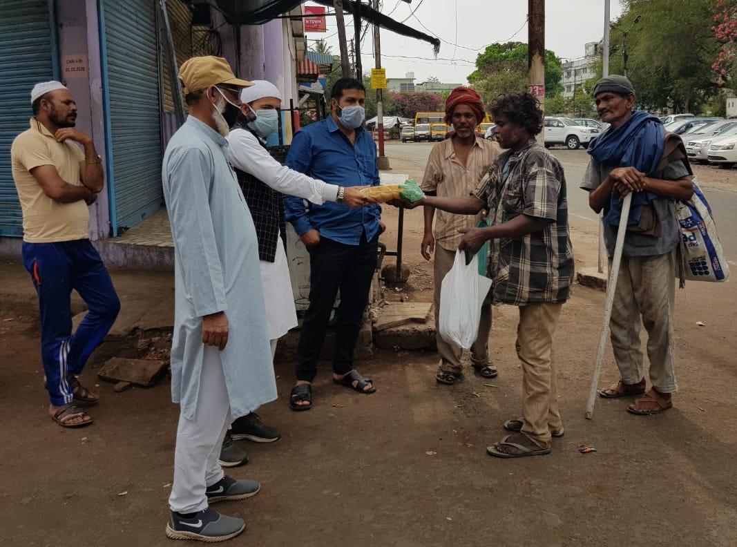 जमीअत उलमा मध्यप्रदेश भोपाल यूथ क्लब की टीम लगातार गरीबों में वितरण कर रही है भोजन | New India Times