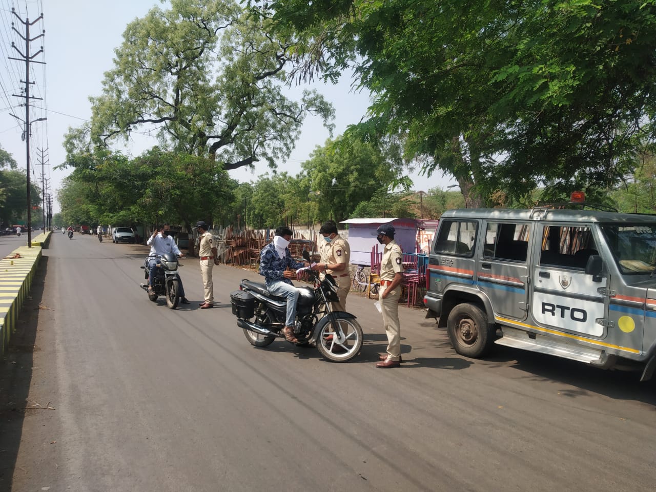 कर्फ्यू भंग करने वालों को आरटीओ ने लगाई फटकार, कहा नियमों का पालन नहीं करने पर होगी कड़ी कार्यवाही | New India Times