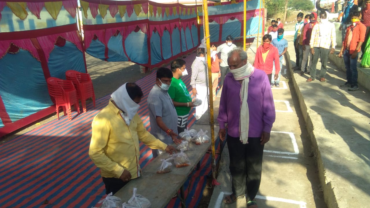 अन्य राज्यों से भी पैदल आ रहे मजदूर श्रमिकों को भोजन के साथ वाहन भी मुहैया करा रहे हैं समाजसेवी | New India Times