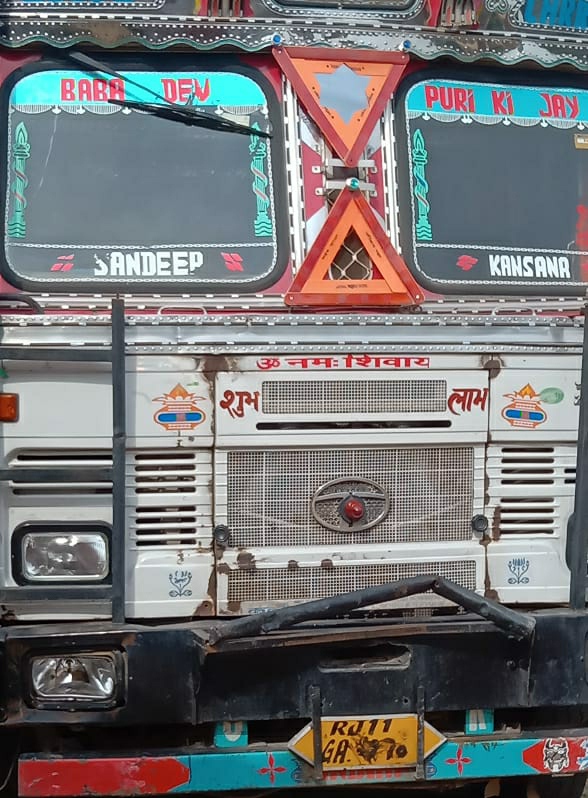 धौलपुर पुलिस ने अवैध चम्बल बजरी परिवहन करते हुए ट्रकों को किया जब्त | New India Times