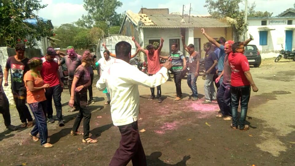 मेघनगर में रंग गुलाल अबीर व फूलों की वर्षा कर पुलिस ने खेली होली | New India Times