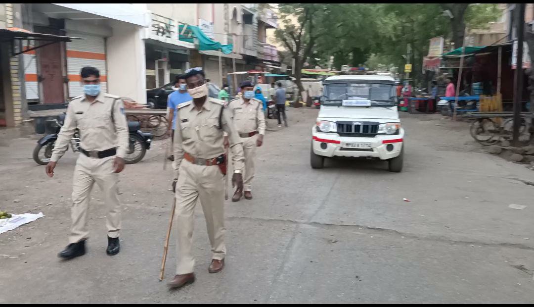 बगेर काम के बाजार में घूमने वाले जेल जाने के लिए रहें तैयार, पुलिस ने दिखाई सख्ती, एसडीएम बोले उल्लंघन करने पर दंडात्मक कार्रवाई की जाएगी | New India Times