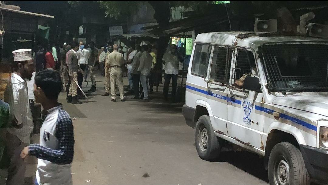 नमाज़ अदा कर अपने घर जा रहे मस्जिद के पेश इमाम की पुलिस कर्मी ने की पिटाई, परिसर में हालात तनावपूर्ण, हालात का जायजा लेने देवपुर पुलिस स्टेशन पहुंचे पुलिस अधीक्षक | New India Times