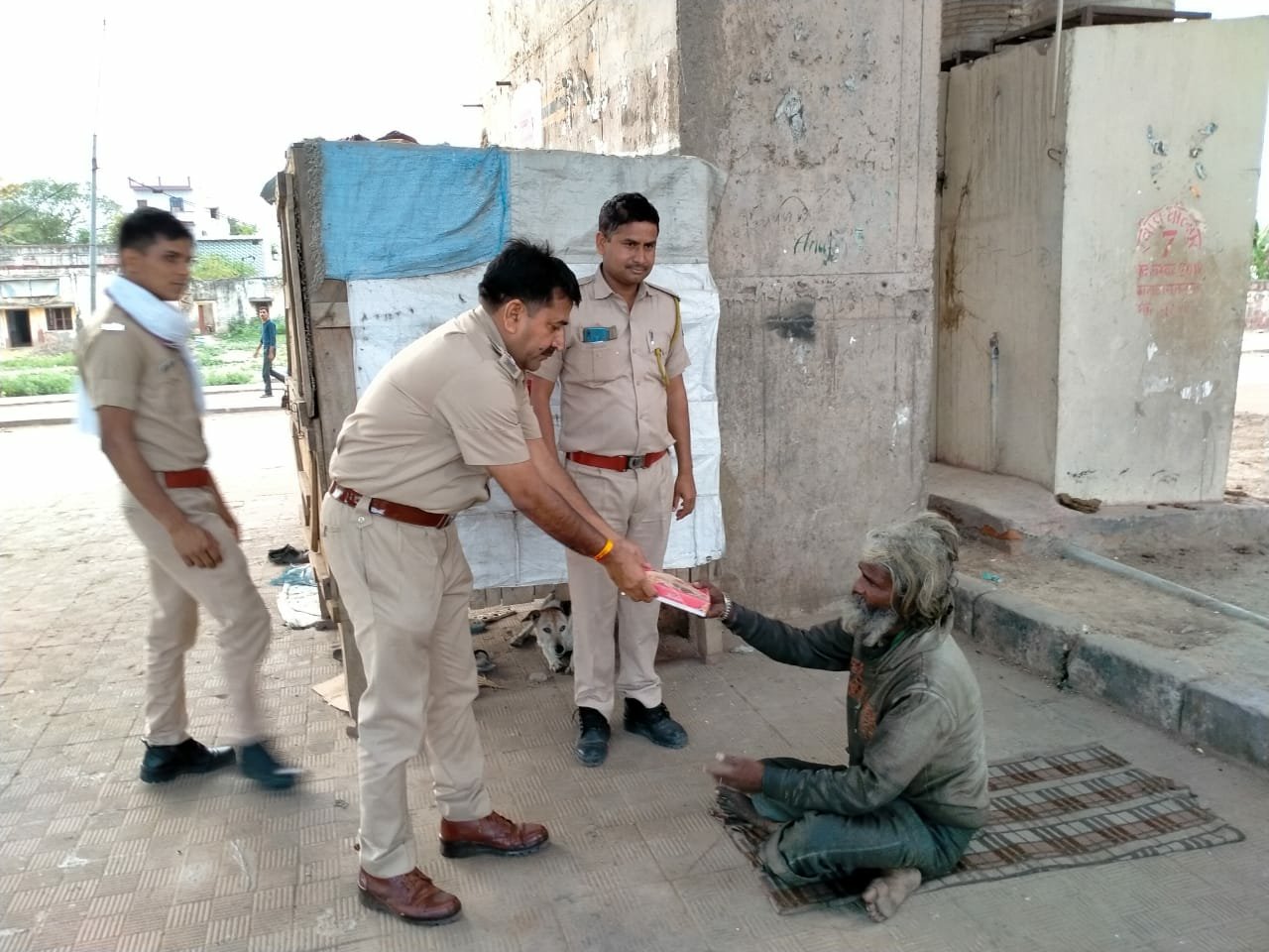 लॉक डाउन में गरीब और असहायों की मददगार बनी धौलपुर पुलिस, खाद्य सामग्री और भोजन के पैकिट किये वितरित | New India Times