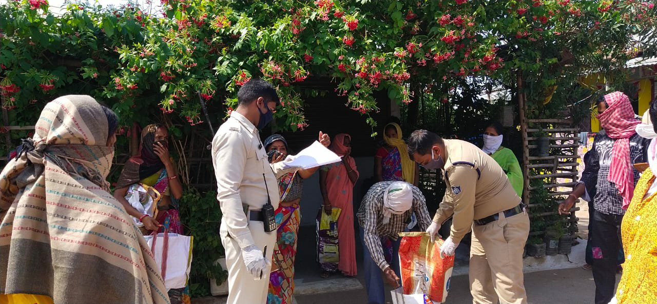 पुलिस अधिकारियों व थाना स्टॉफ ने कानून व सुरक्षा व्यवस्था ड्यूटी के साथ-साथ गरीबों व जरूरतमंदों की मदद कर किया सराहनीय कार्य | New India Times