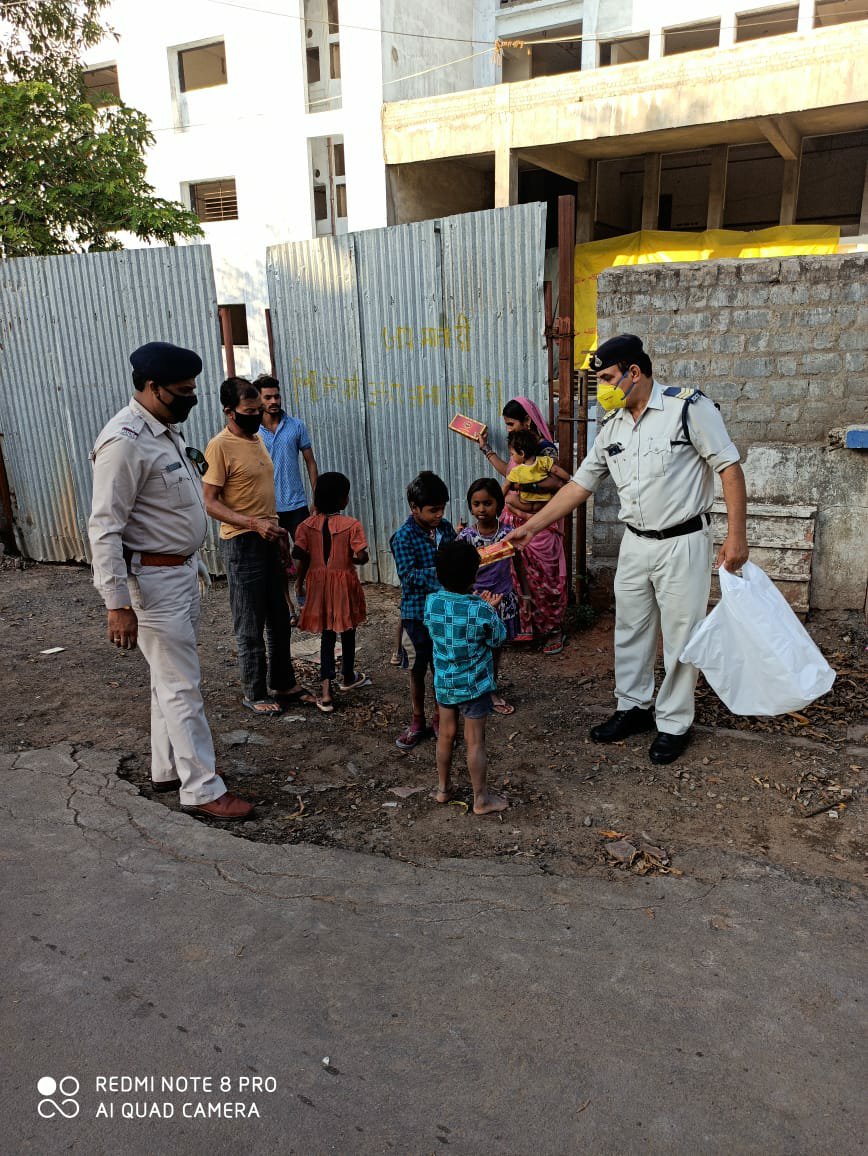 पुलिस अधिकारियों व थाना स्टॉफ ने कानून व सुरक्षा व्यवस्था ड्यूटी के साथ-साथ गरीबों व जरूरतमंदों की मदद कर किया सराहनीय कार्य | New India Times