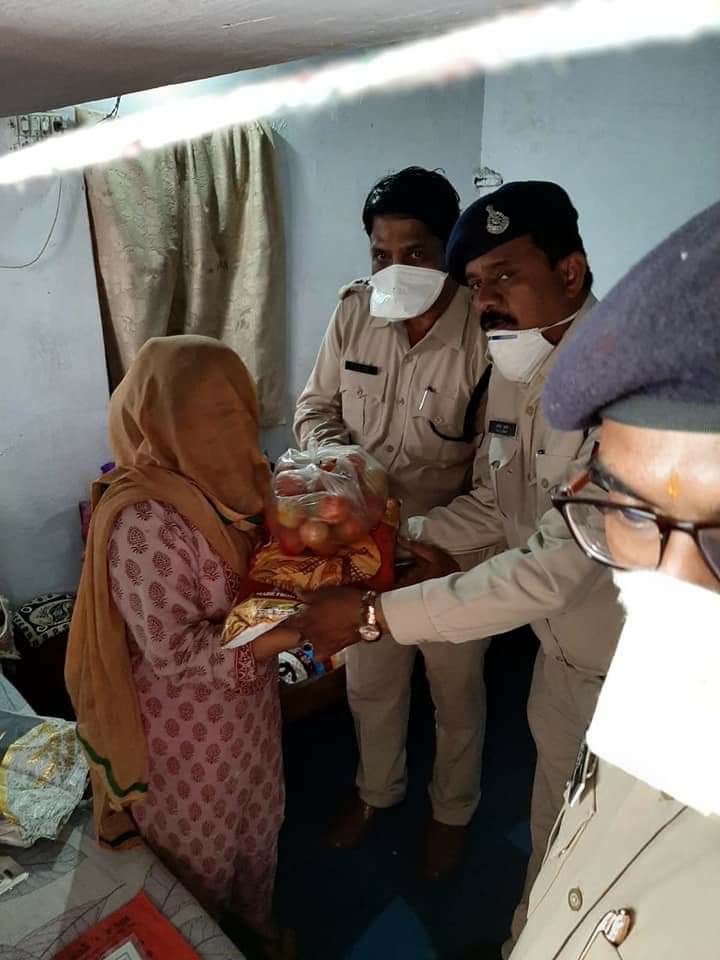 भोपाल पुलिस ने असहाय वृद्ध महिला के घर राशन पहुंचाकर पेश की मानवता की मिसाल | New India Times