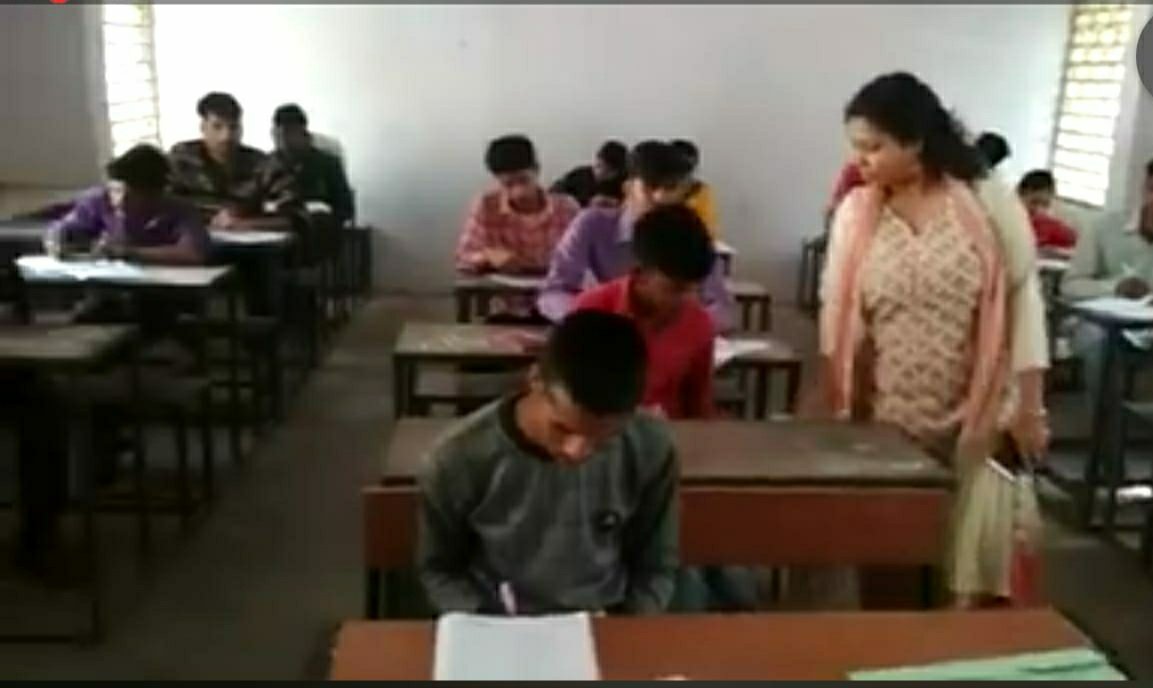कलेक्टर श्रीमती प्रियंका दास ने मुरैना जिले के 6 परीक्षा केंद्रों पर किया औचक निरीक्षण, सहायक केंद्राध्यक्ष को किया निलंबित | New India Times