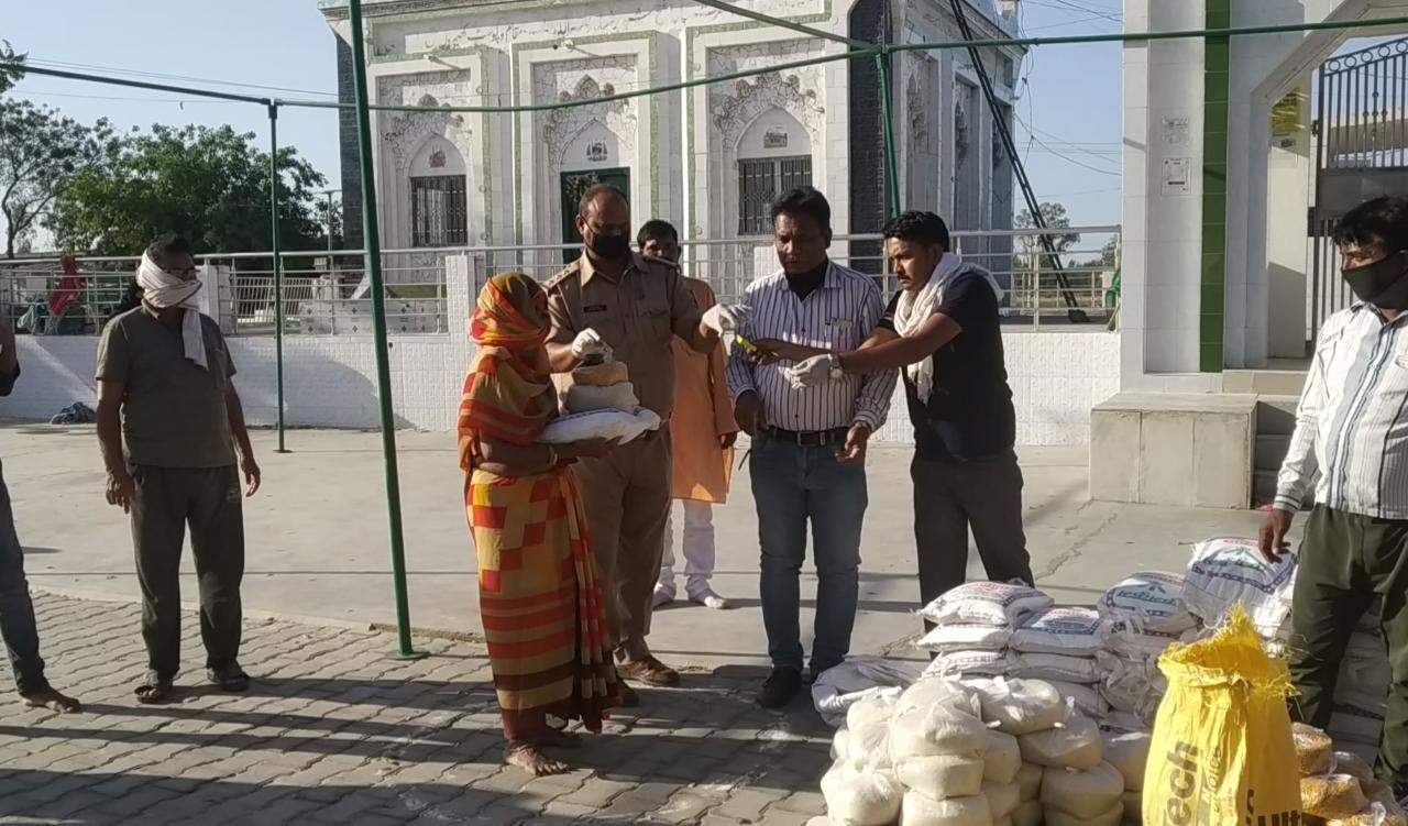 हजरत बाबा फतेह शहीद शाह की दरगाह पर लॉक डाउन के चलते वितरित की गई खाद्य सामग्री | New India Times