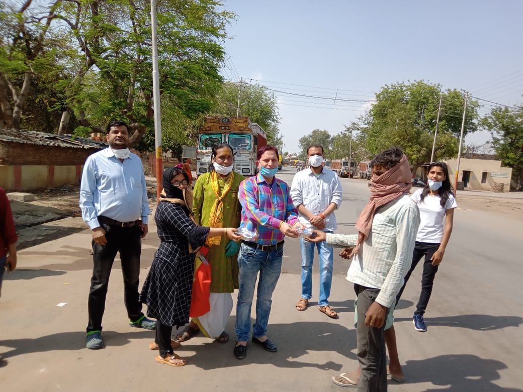ब्रज यातायात एवं पर्यावरण जन जागरूकता समिति उत्तर प्रदेश ने जरूरतमंद लोगों को वितरित किया भोजन और कपड़े | New India Times