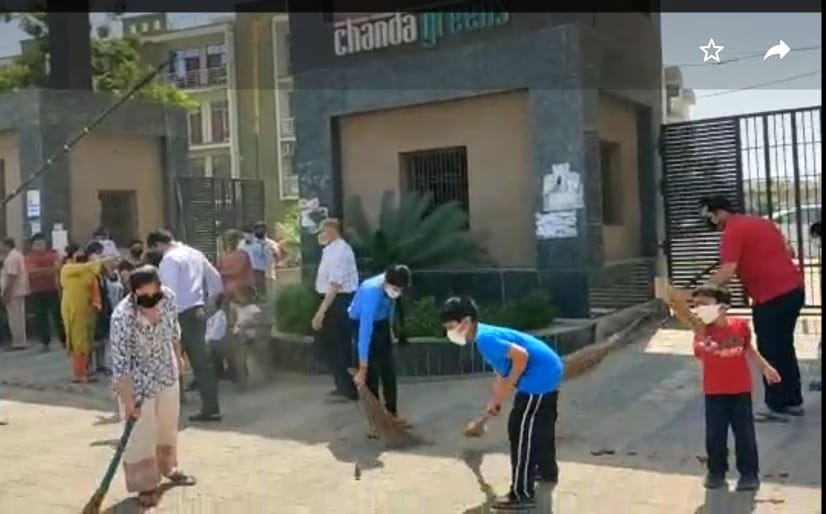 मथुरा के चंदा ग्रीन अपार्टमेंट के लोगों ने चलाया सफाई अभियान | New India Times