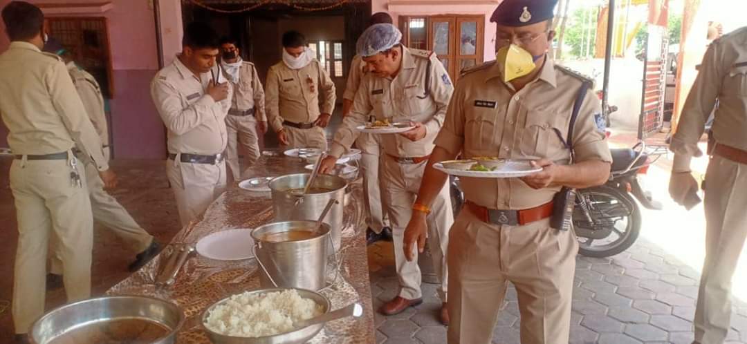 कोरोना संक्रमण की रोकथाम में लगातार ड्यूटी कर रहे पुलिसकर्मियों की सहूलियत के लिए थाना निशातपुरा परिसर में महिला सब इंस्पेक्टर उर्मिला यादव द्वारा बनाया जा रहा है भोजन | New India Times