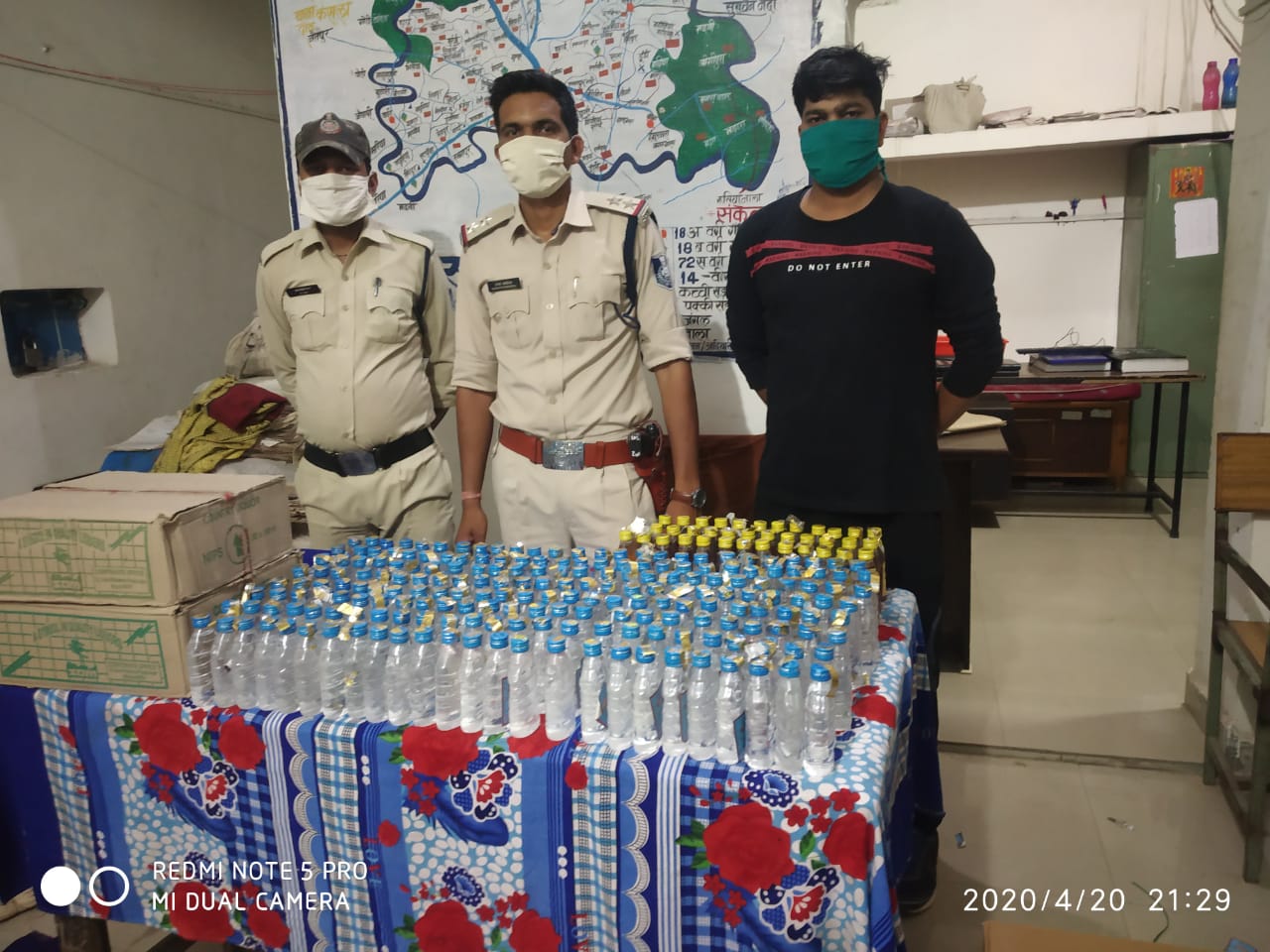 देवरी पुलिस ने पकड़ी सात पेटी अवैध देशी शराब, पुलिस कर रही है नगर के चप्पे चप्पे की निगरानी | New India Times