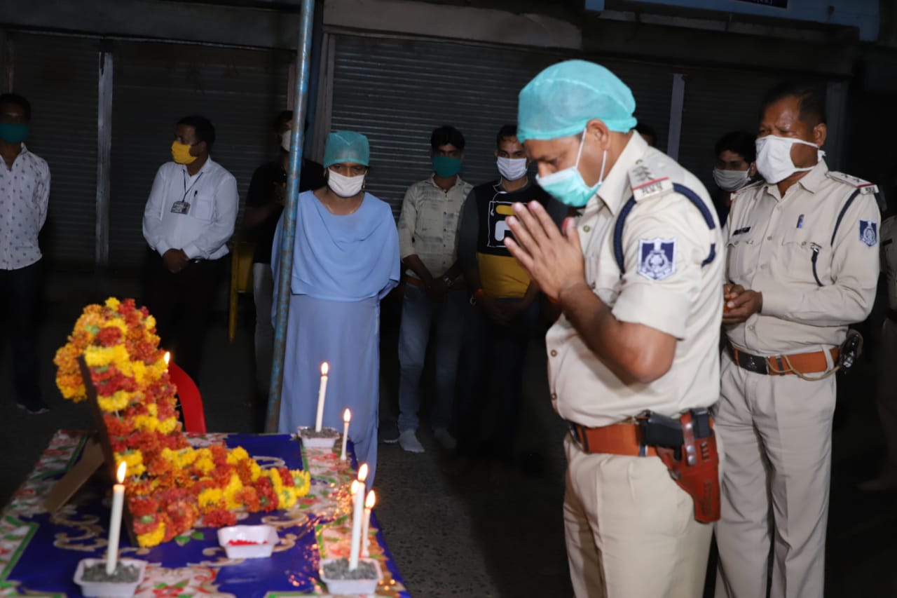 कोरोना से जंग में शहीद हुए पुलिस के जवानों को देवरी प्रशासन ने दी श्रद्धांजलि | New India Times