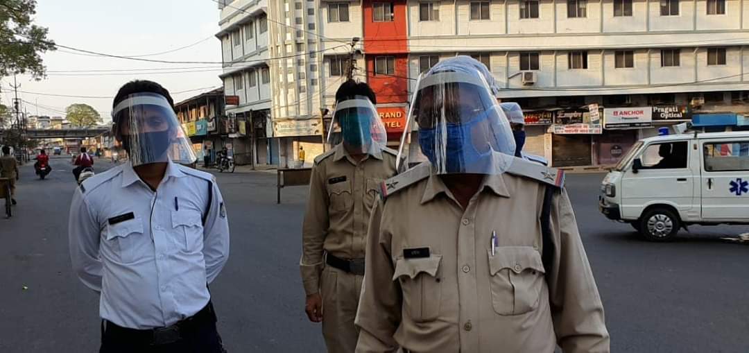 भोपाल में पुलिस कर्मियों को कोरोना संक्रमण से बचाने के लिए प्रदान किए गए फेस शील्ड | New India Times