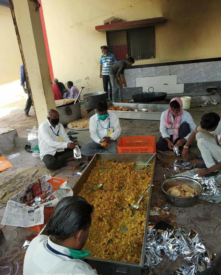 जिला प्रशासन बुरहानपुर द्वारा हल्वा, पूरी और सब्जी के 1500 पैकेट्स का हुआ वितरण | New India Times