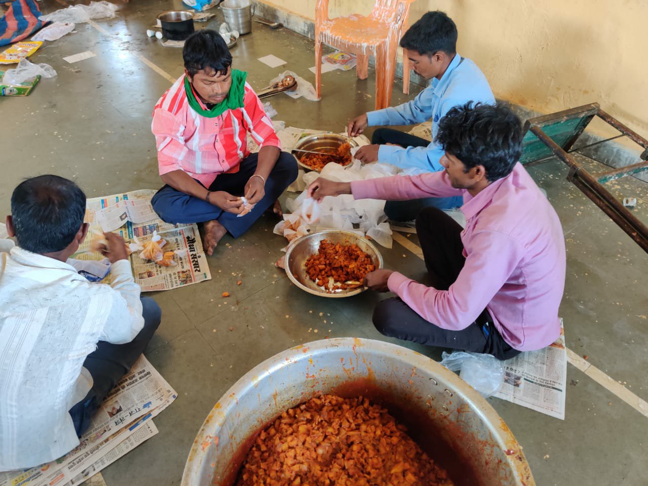 सेठ के यहां से आने वाले स्वादिष्ट खाने के पैकेट का रहता है इंतजार,,,, | New India Times