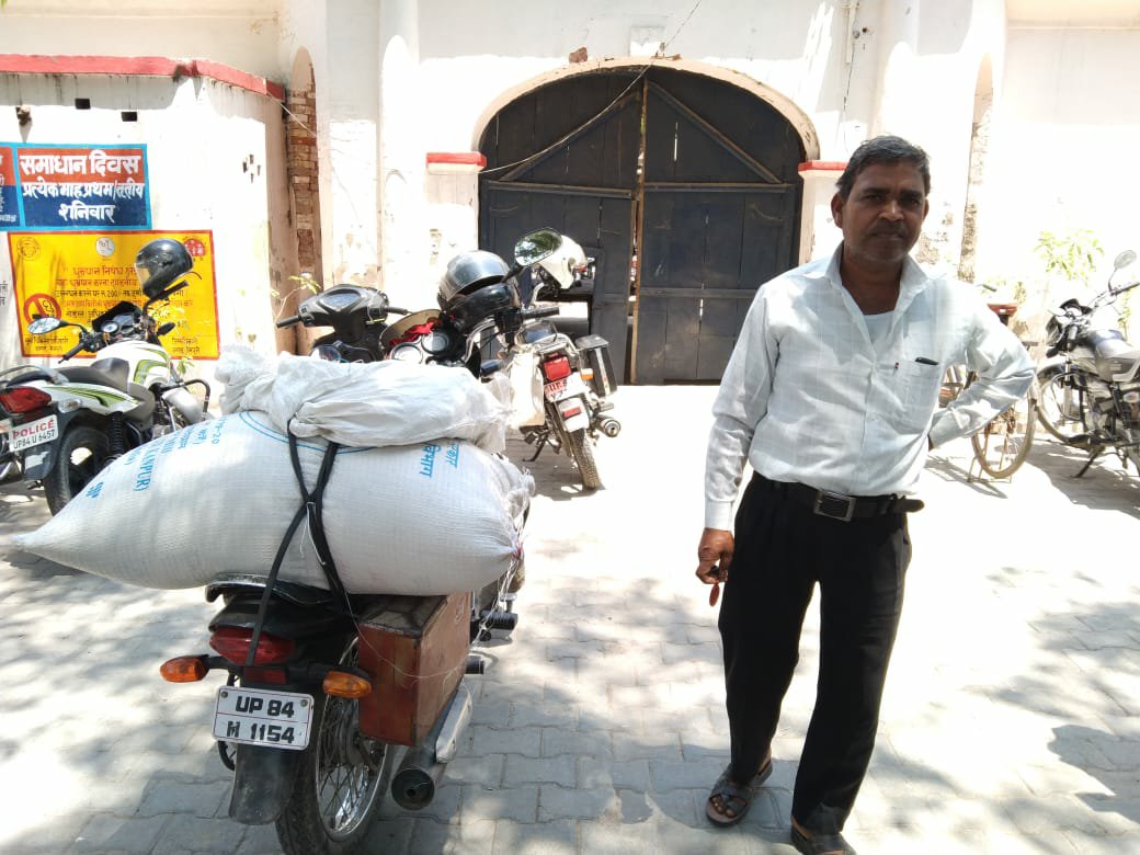 अपने ही विद्यालय से मिड डे मील का सामान निकाल कर ले जा रहे प्रिंसपल को ग्रामीणों ने घेरकर पकड़ा | New India Times