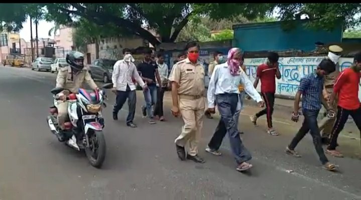 झांसी में धारा 144, लाॅक डाउन व सोशल डिस्टेंसिंग का उल्लंघन करने के आरोप में 12 से 15 लोगों को पुलिस ने लिया हिरासत में | New India Times