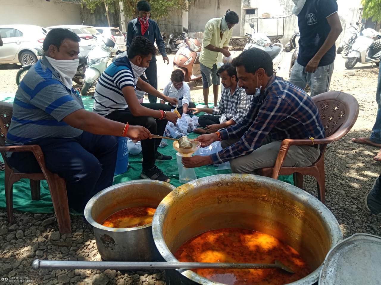 थांदला नगर में कोई भी भूखा नहीं सोना चाहिए: मनीष बघेल। अक्षय तृतीया व परशुराम जयन्ति पर थांदला के पत्रकारों ने बनाये दाल-बाफले | New India Times