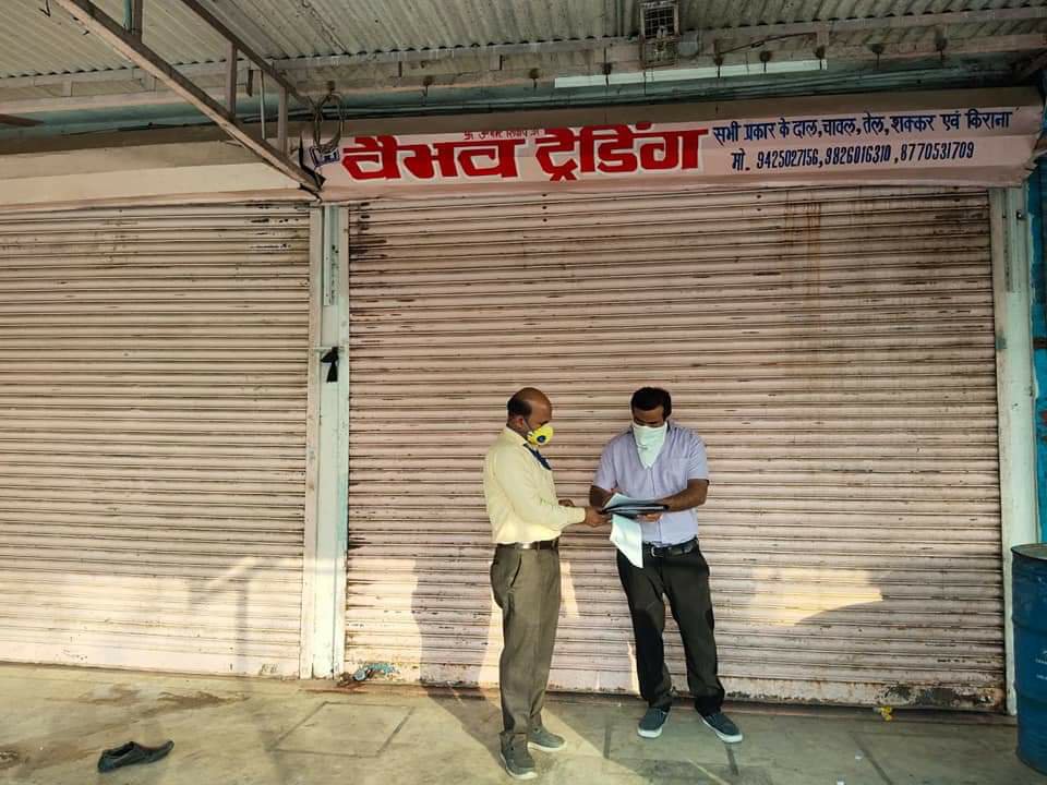 बिना मास्क के किराना विक्रय करने पर भोपाल गाँधी नगर की तीन दुकानें सील | New India Times