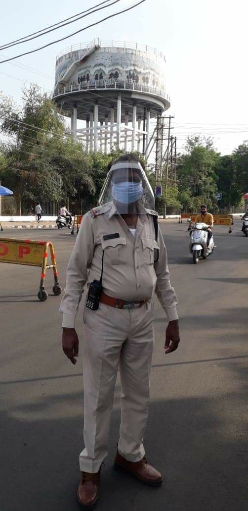 भोपाल में पुलिस कर्मियों को कोरोना संक्रमण से बचाने के लिए प्रदान किए गए फेस शील्ड | New India Times