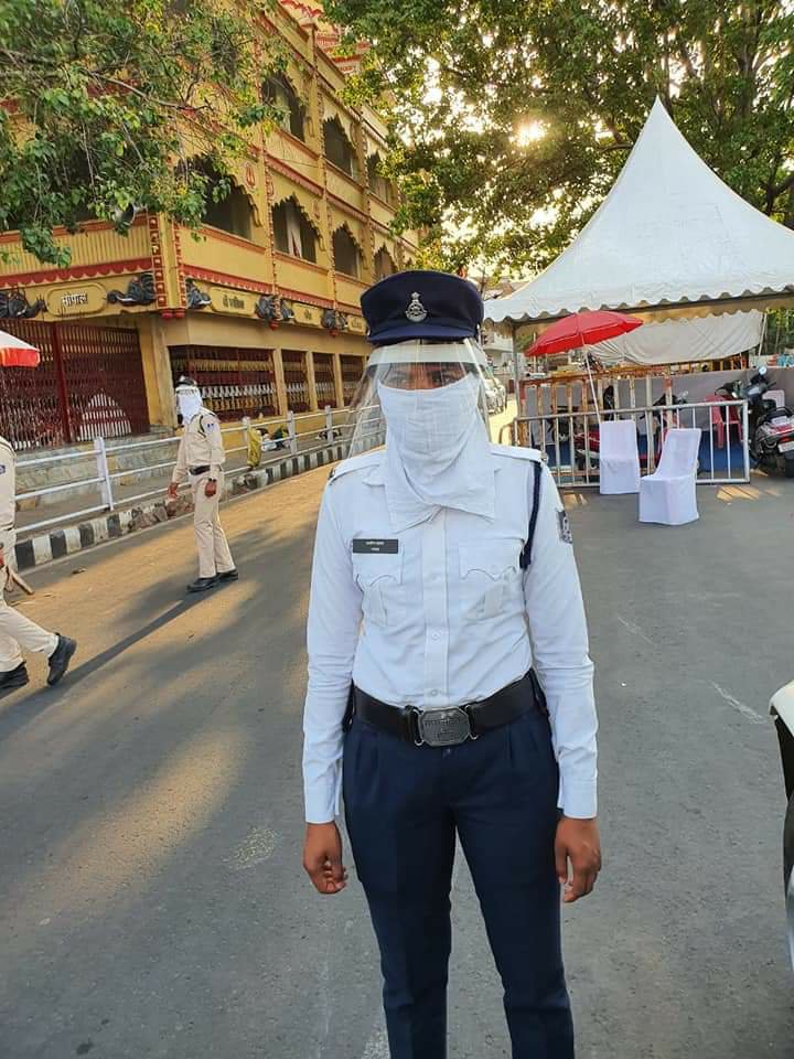 भोपाल में पुलिस कर्मियों को कोरोना संक्रमण से बचाने के लिए प्रदान किए गए फेस शील्ड | New India Times