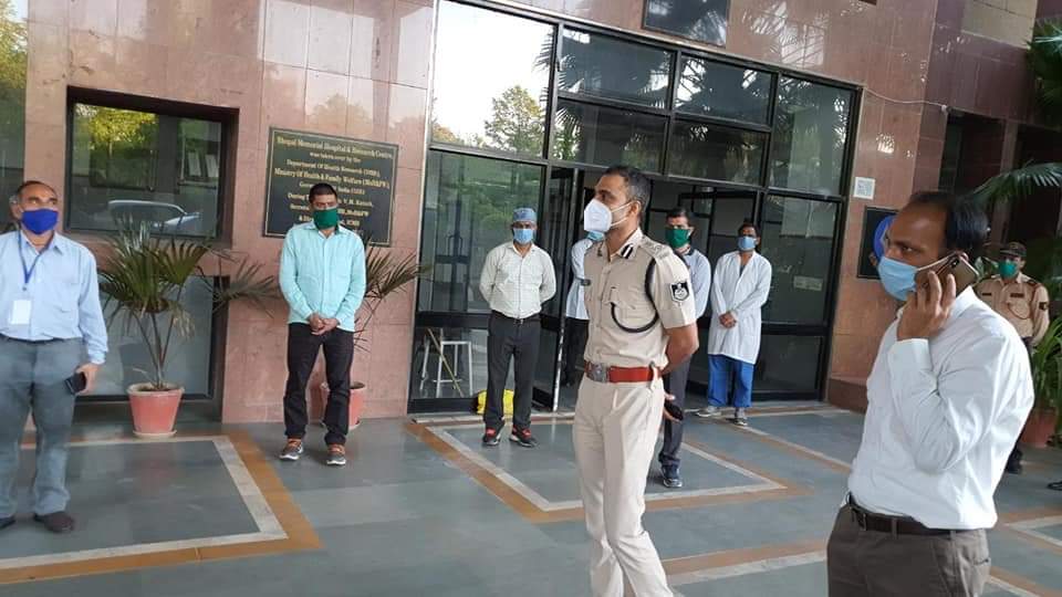 कोरोना योद्धाओं के मनोबल को बढ़ाने व चिकित्सा व्यवस्था का जायजा लेने अधिकारियों ने किया हॉस्पिटल का दौरा | New India Times