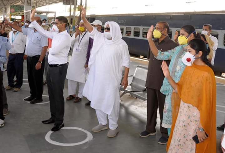प्रसिद्ध जामिया मदरसा अक्कलकुआं में अध्ययनरत 4224 बच्चों को चार ट्रेनों के द्वारा नंदुरबार से भेजा गया बिहार | New India Times