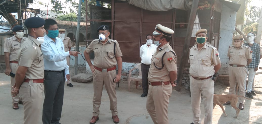 अतिरिक्त महानिदेशक पुलिस रेंज प्रभारी भरतपुर रेंज सुनील दत्त ने धौलपुर शहर के कर्फ्यू क्षेत्र इलाकों का किया दौरा, कोरोना महामारी की विषम परिस्थितियों में ड्यूटी कर रहे पुलिस कर्मियों की हौसला अफजाई की | New India Times