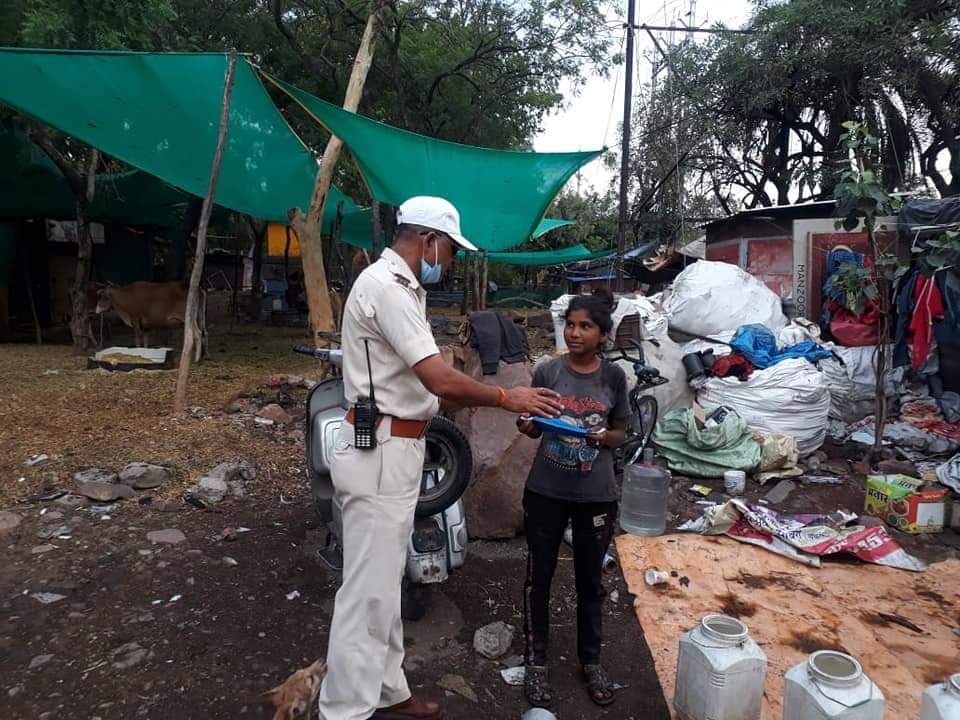 कोरोना संक्रमण के संकटकाल में गरीब, असहायों के लिए भोपाल पुलिस बनी मददगार | New India Times