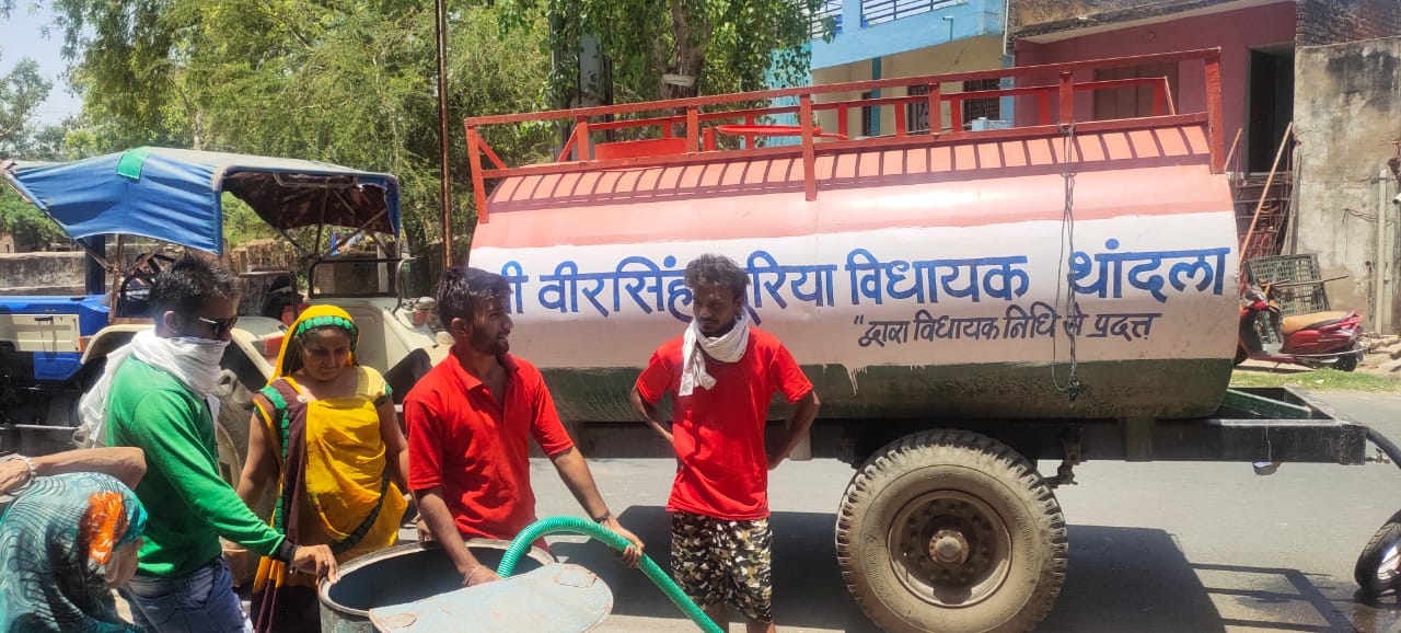 क्षेत्रीय विधायक के पानी के टैंकर बुझा रहे हैं नगर वासियों की प्यास | New India Times