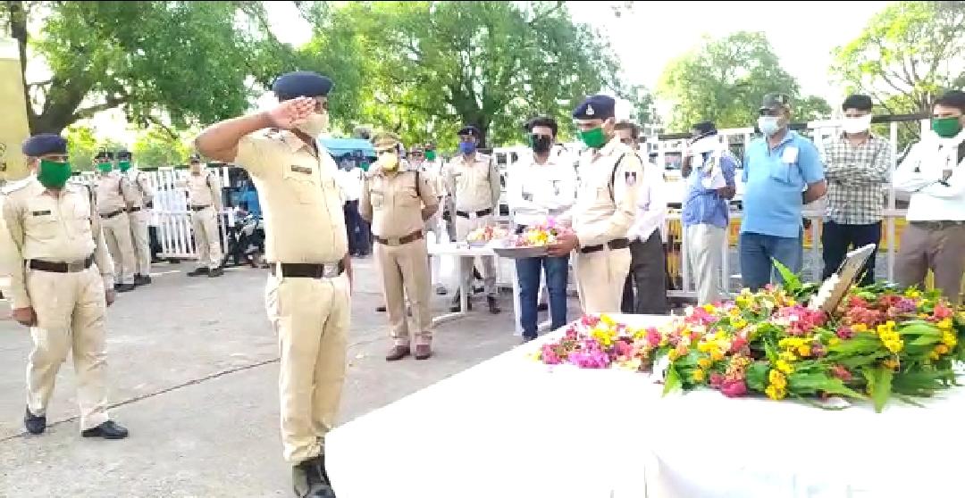 ड्यूटी के दौरान दुर्घटना में हुई धरमपुर थाना प्रभारी एमडी शाहिद की मौत, पुलिस अधीक्षक पन्ना सहित पुलिस जवानों ने दी श्रद्धांजलि | New India Times