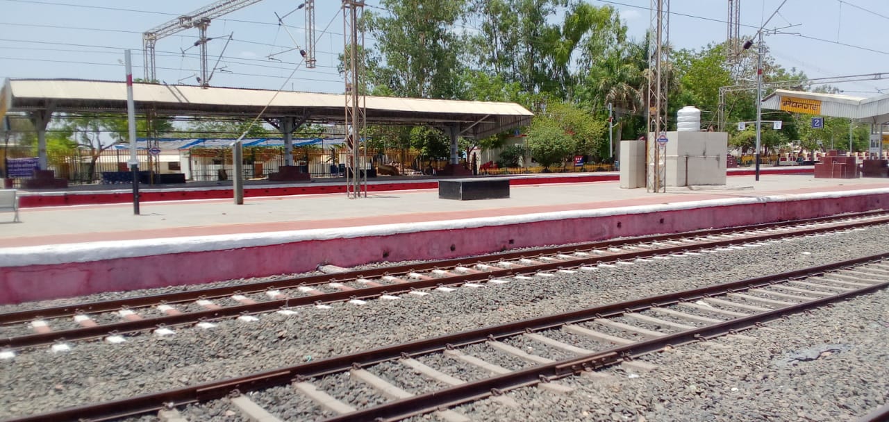 6 दिनों से गुलज़ार मेघनगर रेलवे स्टेशन 7 वें दिन हुआ वीरान, शनिवार को फिर आयेगी श्रमिकों को लेकर स्पेशल ट्रेन | New India Times