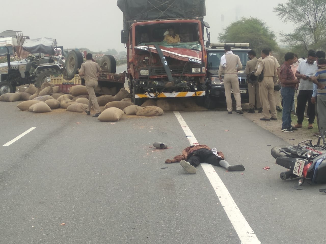 सड़क दुर्घटना स्थल पर पहुंची डायल 112 व ट्रैक्टर को ट्रक ने मारी टक्कर | New India Times