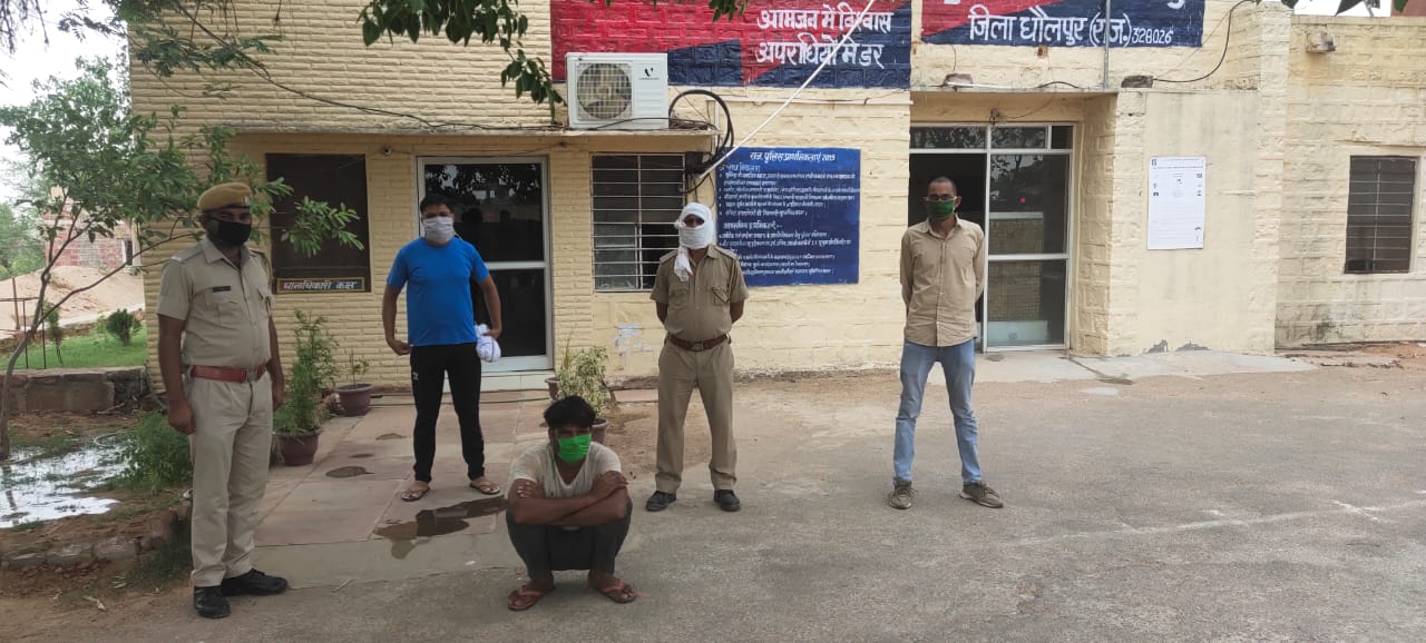 धौलपुर सरमथुरा पुलिस ने एक ट्रैक्टर-ट्रॉली में प्लास्टिक के कट्टों में 240 किलो अवैध मादक पदार्थ डोडा-चूरा सहित आरोपी को किया गिरफ्तार | New India Times