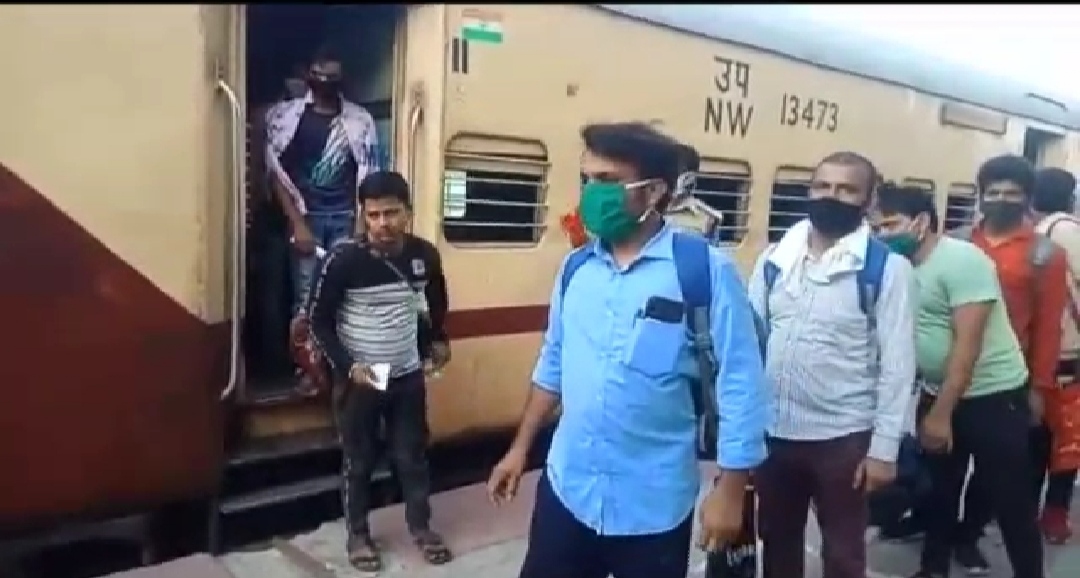 ट्रेन का किराया लेकर मजदूरों को भेजा गया अकबरपुर | New India Times