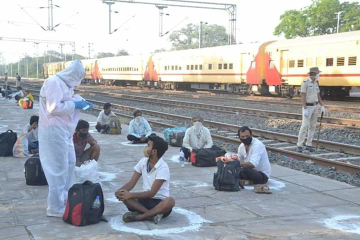 विशेष ट्रेन से नासिक से भोपाल आए 319 श्रमिक, भोपाल से 319 श्रमिकों को प्रदेश के विभिन्न जिलों में बसों से किया गया रवाना | New India Times
