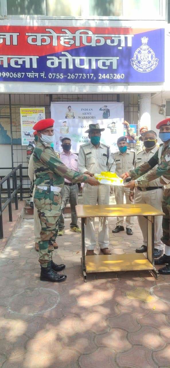 सेना व पुलिस की जवानों ने कोरोना योद्धाओं का केक भेंट कर किया सम्मान | New India Times