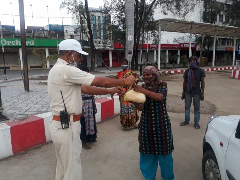 कोरोना संक्रमण के संकटकाल में गरीब, असहायों के लिए भोपाल पुलिस बनी मददगार | New India Times