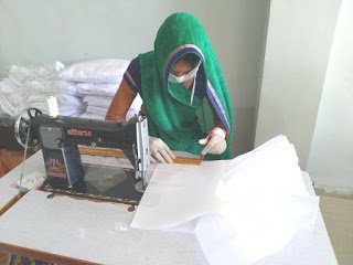 धार जिले मेें स्वयं सहायता समूह की महिलाओं के द्वारा कोरोना संक्रमण से बचाव के लिए पीपीई किट व सैनिटाइजर के निर्माण कार्य की इंदौर संभागायुक्त द्वारा की गई प्रशंसा | New India Times