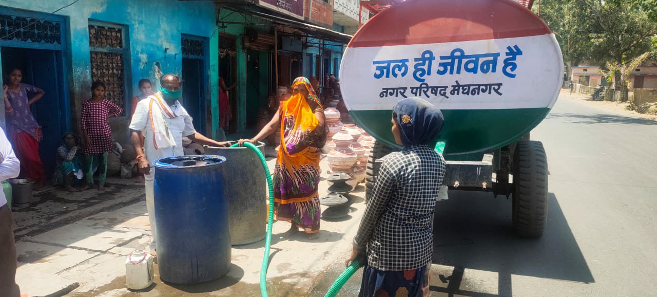 क्षेत्रीय विधायक के पानी के टैंकर बुझा रहे हैं नगर वासियों की प्यास | New India Times